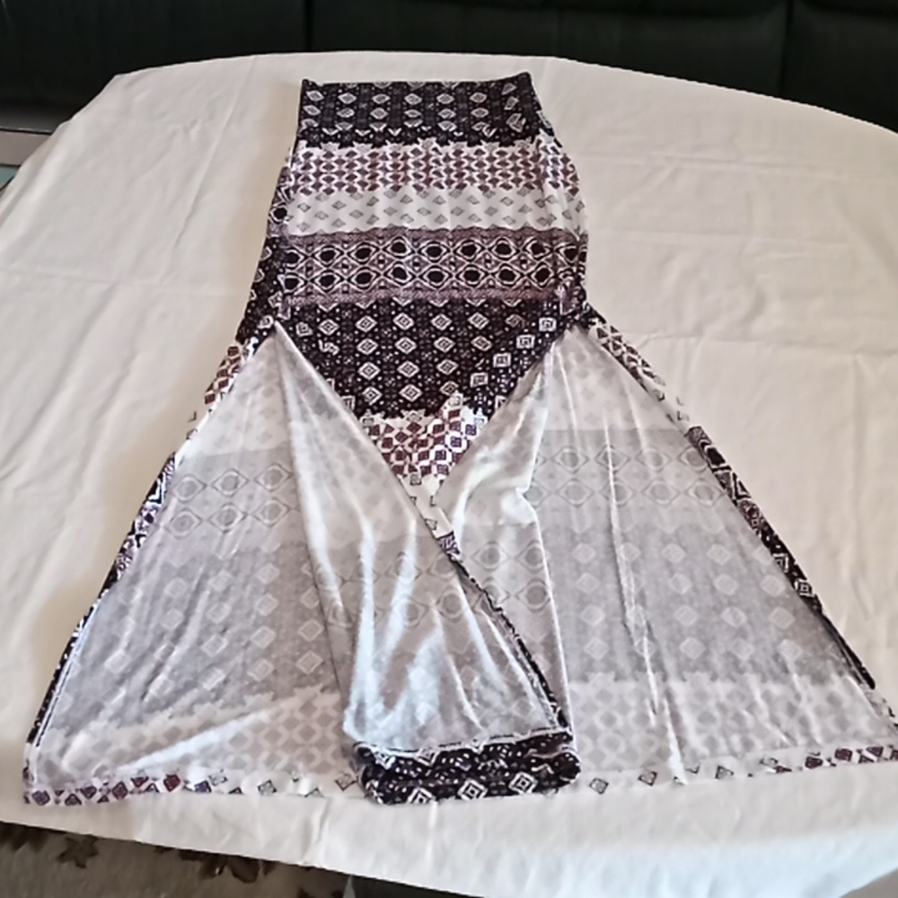 Charlotte Russe Long Skirt With Slit On Each Side.White/Burgundy & Black Pattern - Picture 3 of 14